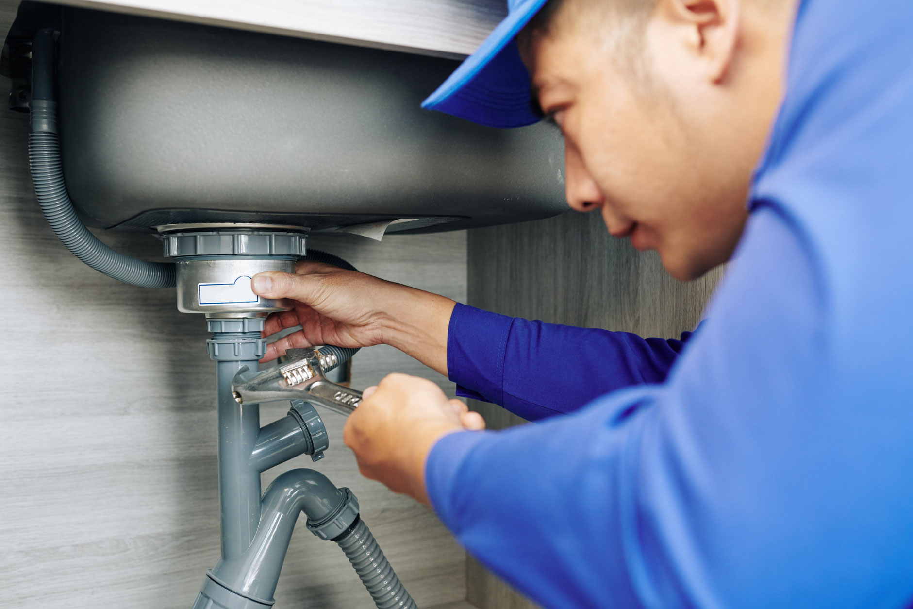 https://local-emergency-plumber.co.uk/wp-content/uploads/2021/10/plumber-repairing-a-leaky-drain-ETFEBHP.jpg